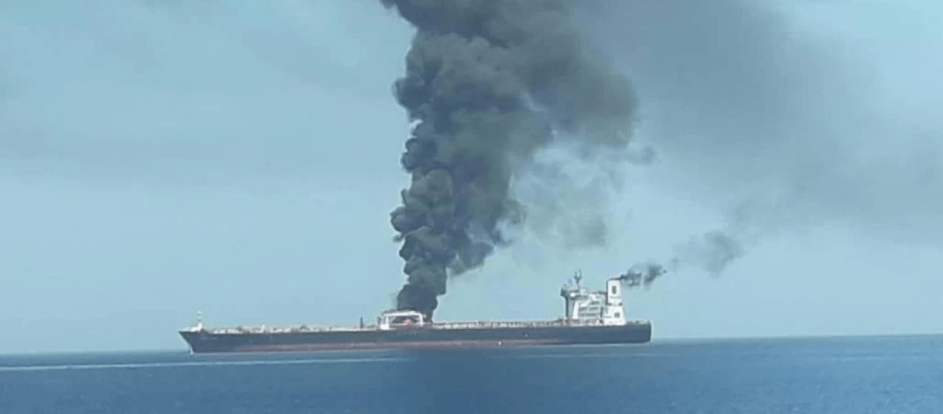 Στις φλόγες τυλίχθηκε τάνκερ ανοιχτά του Λιβάνου (φώτο) (upd)